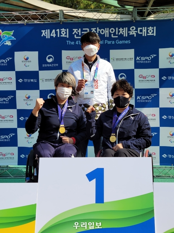 테니스 황명희,한인경 시상식 모습.(사진=인천장애인체육회)