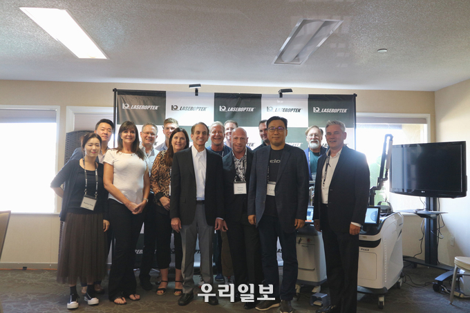㈜레이저옵텍의 US SALES MEETING 종료 후 이창진 대표(앞줄 오른쪽 두 번째)가 키닥터 Dr. Steven Shapiro(사진 중앙) 등 참석자들과 기념촬영을 하고 있다. 