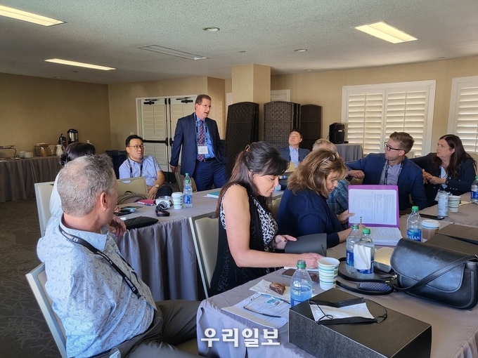 ㈜레이저옵텍의 US SALES MEETING 행사 참석자들이 강의를 경청하고 있다. 