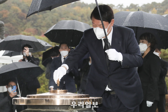윤석열 국민의힘 대선후보가 국립현충원을 방문 헌충탑에 분향하고 있다. ⓒ 윤석열후보캠프 제공