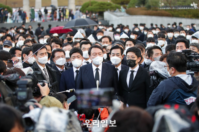 윤석열 국민의힘 대선후보가 10일 광주 5.18 민주묘지를 방문 포토