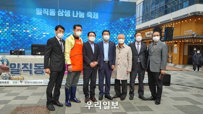 18일 코로나19 장기화로 지친 일직동 로데오거리 중.소상공인들과 지역주민들을 위해 축하공연에 앞서 박승원 광명시장과 양기대 국회의원(광명시의회 의장) 및 일직동 상가번영회 김종호 회장의 인사말씀을 전한 후 기념촬영을 하고 있다.