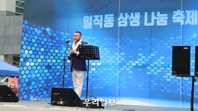 18일 일직동 "상생 김장나눔 축제" 에 테너 서하주노가 키싸스를 부르고 있다.
