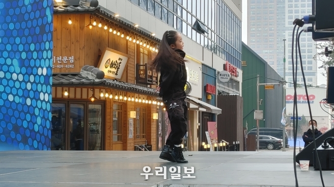 18일 일직동 "상생 김장나눔 축제" 에 9살 임지민이 깜찍한 노래와 춤을 선보여 관객들의 환호를 받고 있다.
