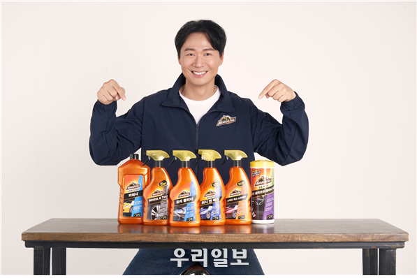  연정훈이 세차 용품 '아머올' 용품앞에서 포즈를 취하고 있다. ⓒ 아마올 제공