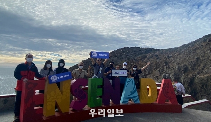 크루즈여행중 멕시코 엔세나다에서 관광을 즐기는 여행객들