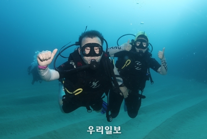 크루즈여행중 기항지에서 스쿠버다이빙을 즐기는 관광객들