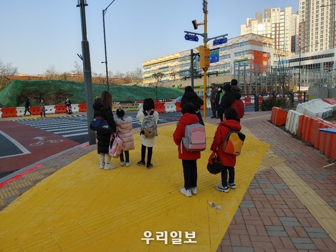 검단신도시 한별초등학교 옐로카펫 설치 ⓒ iH공사 제공