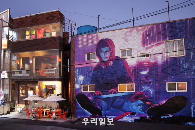 제주 조선소 건물 외벽의 구헌주 작가 그래피티