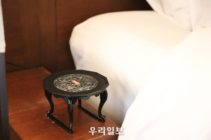 경원재에 비치된 자개 소반 무선충전기 달반.(사진=한국관공사)
