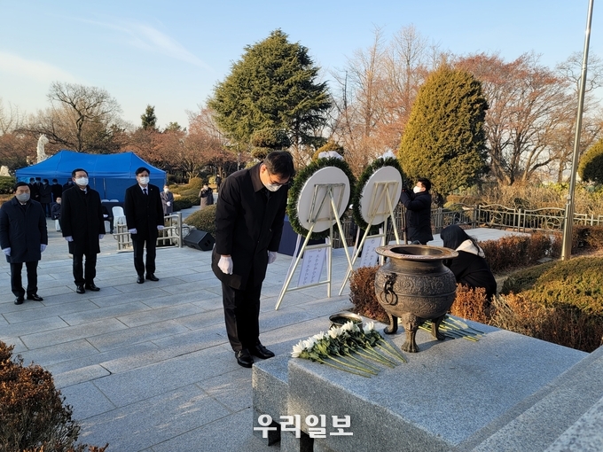 이제복 43대 인천보훈지청장이 수봉공원내에 현충탑에 헌화후 묵념을 하고 있다. ⓒ 인천보훈지청 제공