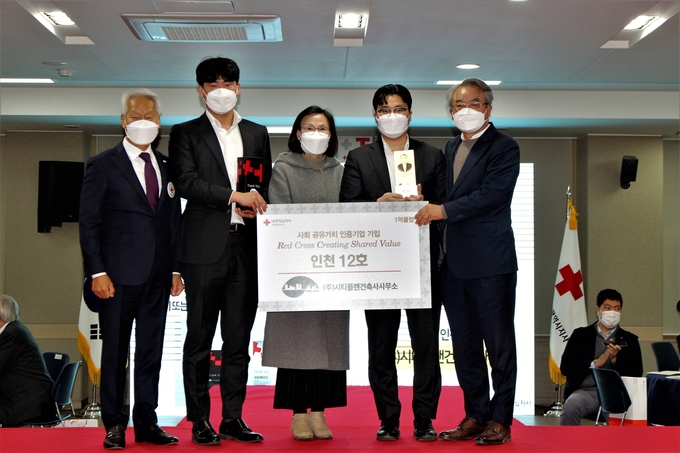 대한적십자사 인천지사 김창남 회장, 오른쪽 ㈜시티플랜건축사무소 이용덕 대표 ⓒ 인천적십자사 제공