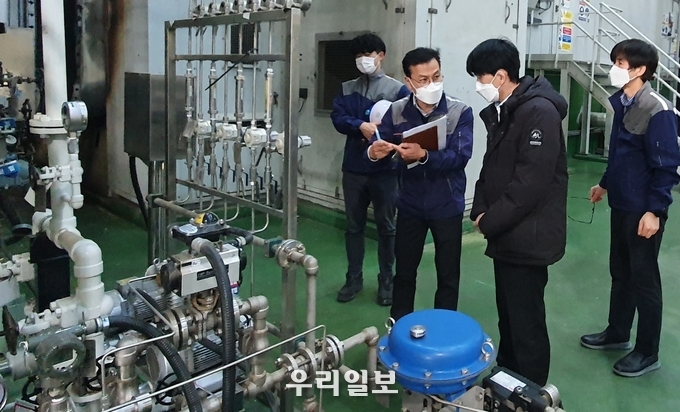 안세창 수도권대기환경청장(오른쪽 두 번째)은 1월 7일 인천시 연수구 소재 인천종합에너지㈜를 방문해 대기배출·방지시설 운영 관리 실태를 점검하고 있다.ⓒ수도권대기환경청 제공