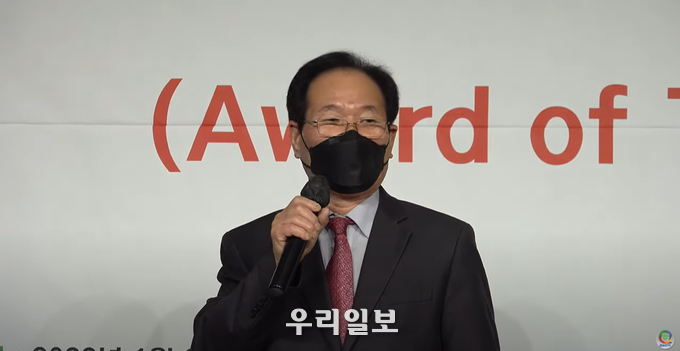 ‘2022 위대한 한국인 100인 대상’ 시상식에서 사회부문 수상후 취식용마스크 시연 설명을 하고 있다. 
