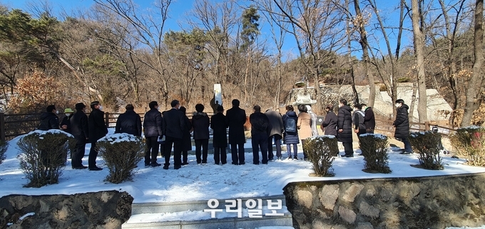 대한민국 순국선열 숭모회 회원 일동이 예를 가추고 있다. 