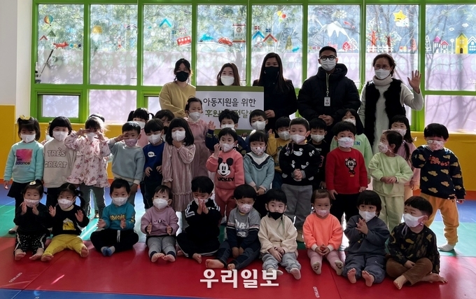 굿네이버스 경기북부는 시립별초롱어린이집이 국내외 저소득 가정 아동을 위한 따뜻한 크리스마스 행사 모금액 30만 원과 어린이집 자체 후원금 20만 원을 전달받았다.(사진=굿네이버스 경기북부지부)