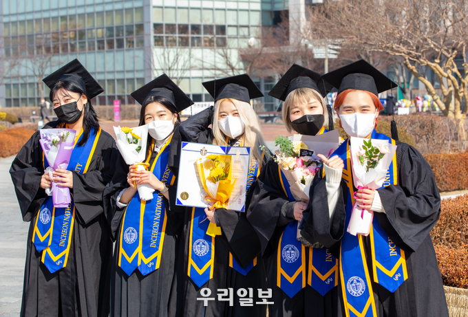 인천대 학위수역식 후 기념촬영 ⓒ 인천대 제공