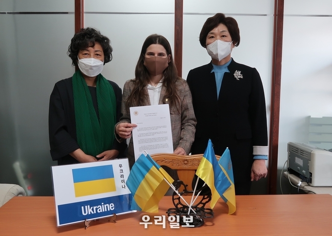 대한간호협회 신경림회장과 전국 17개 지부가 우크라이나에 대한 인도적 지원을 위해 성금 2천만원을 기부 ⓒ 대한간호사협회 제공