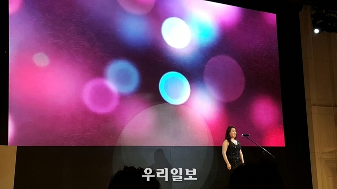 소프라노 김현정이 축가를 부르고 있다.
