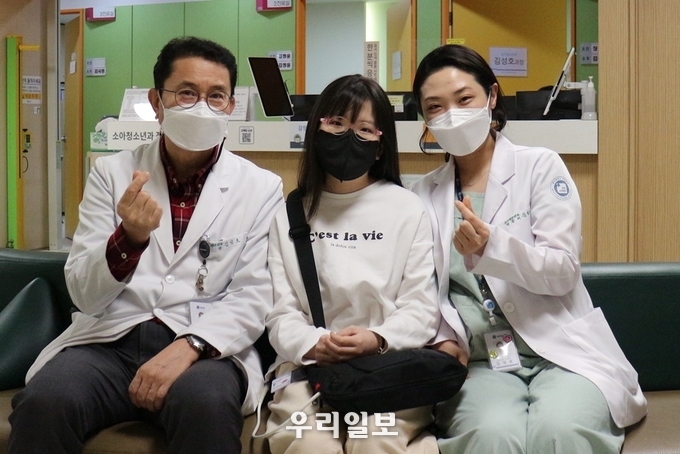 부천세종병원 김성호 진료부원장(소아청소년과 부장/왼쪽)과 소아청소년과 김정윤 과장(오른쪽)이 수술 받은 환아(가운데)와 기념촬영을 하고 있다. ⓒ부천세종병원