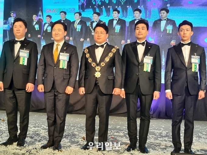 지난 4월 15일 JCI(사)한국청년회의소, '제71대 중앙회장 및 감사 취임식'을 마치고 제71대 신명식 중앙회장(가운데) 및 감사들이 기념촬영을 하고 있다.
