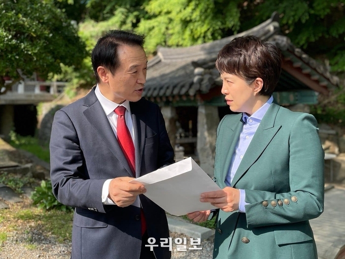 김은혜 경기도지사 후보가 임대희 교육감 후보를 만나 교육현안에 대해 논의하고 있다. ⓒ 김은혜 캠프 제공