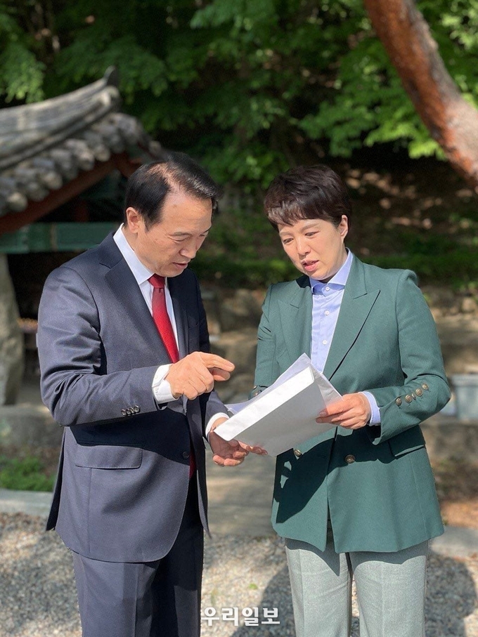 김은혜 경기도지사 후보가 임대희 교육감 후보를 만나 교육현안에 대해 논의하고 있다. ⓒ 김은혜 캠프 제공