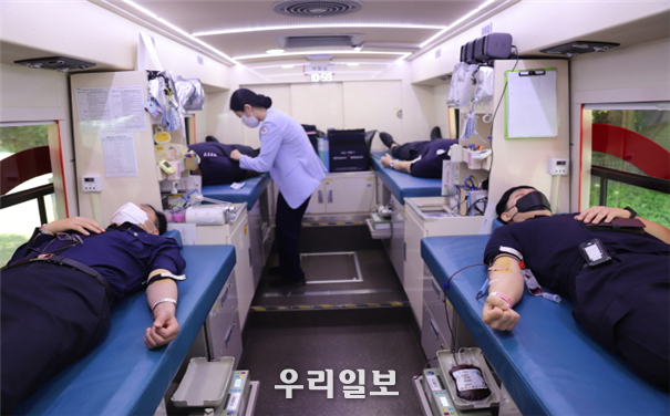 인천구치소는 12일 대한적십자사의 협조로 '사랑의 헌혈 운동'을 펼치고 있다.ⓒ 인천 구치소 제공