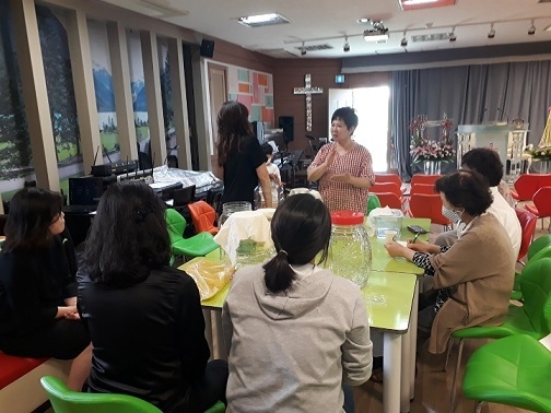 5월 14일 이보옥 명인이 서울 창동에 있는 문화교회에서 파인애플 식초 담그는 교육을 하고 있다.