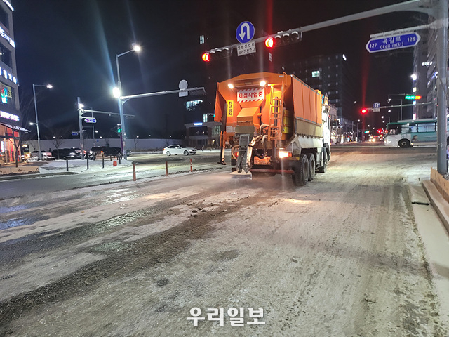 도로제설작업 중인 차량 모습 ⓒ부천시청