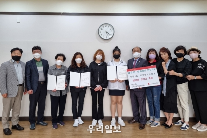 법무부청소년범죄예방 연수지구위원회는 모범청소년을 위해 사용해 달라며 장학금 120만 원과 장학증서를 각각 전달 ⓒ 연수구청 제공