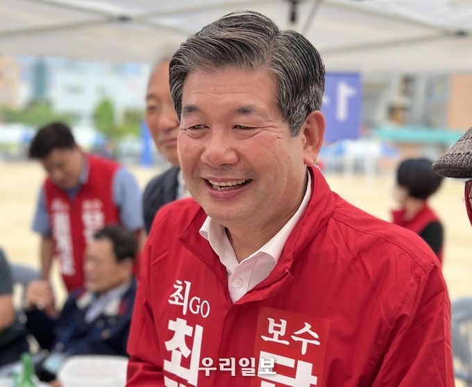 최계운 인천시교육감 후보가 서구지역 한 체육행사장을 돌며 참가자들과 인사를 나누고 있다. ⓒ 최계운 후보 제공