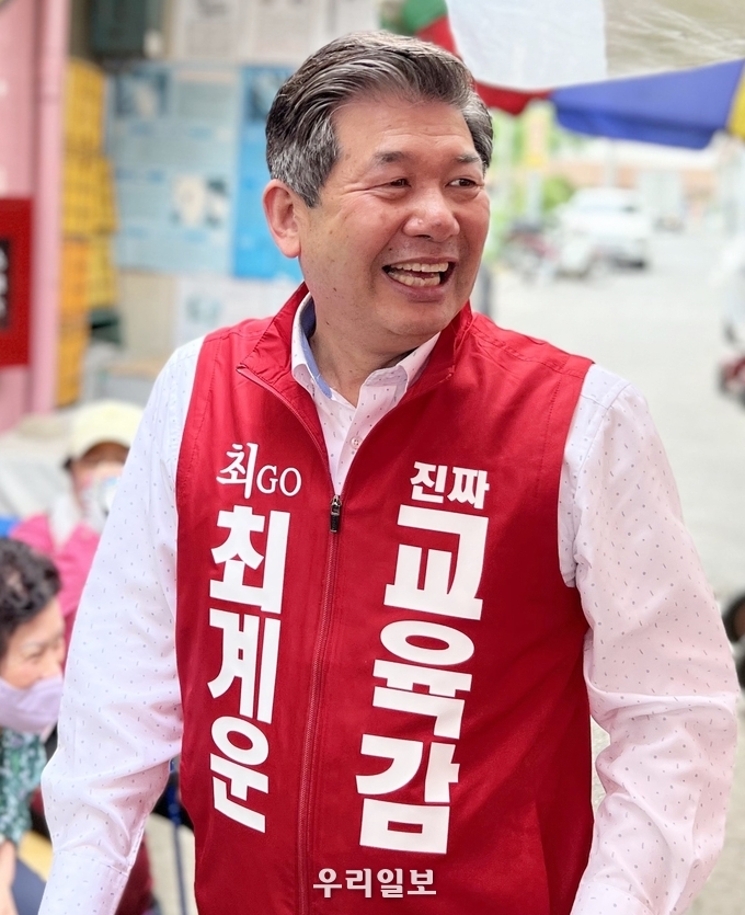 최계운 인천교육감 보수단일후보가 서구의 한 전통시장을 찾아 시민들에게 명함을 나눠주며 지지를 호소하고 있다.ⓒ 최계운 교육감 후보캠프 제공