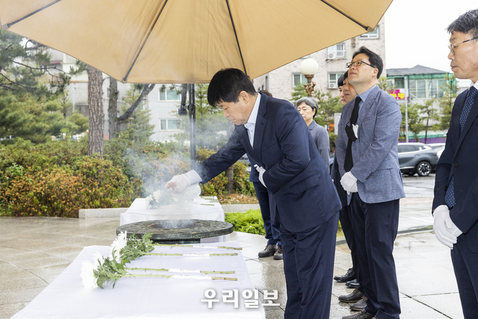 박형우 계양구청장이 제67회 현충일을 맞아 장기동 황어장터 3.1만세운동 기념탑에서 호국영령에 참배하고 있다.ⓒ계양구청