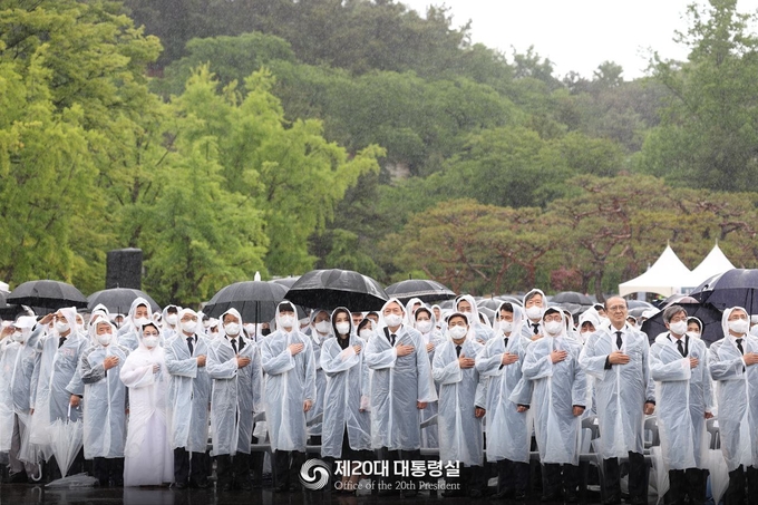 윤석열 대통령이 제67회 현충일을 맞아 국기에 대한 경례를 하고 있다. ⓒ 대통령식 제공