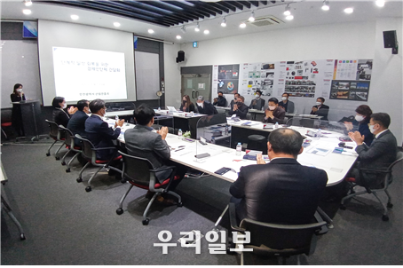 작년 11월 단계적 일상회복을 위한 경제인단체 간담회를 열고 기업의 애로사항을 청취하고 있다. ⓒ인천시청