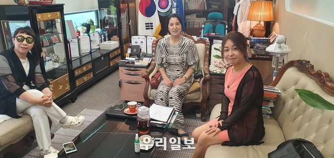 14일 WMC 세계여성경영위원회 유용희 회장(가운데)와 장순진 기자(왼쪽) 및 세계여성경영인위원회 회원(우측)이 인터뷰를 하고 있다.