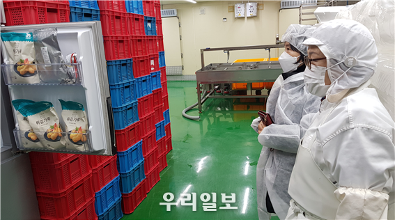 지난해 안심멘토링 사업에 참여한 식품제조업체를 방문해 위생상태를 점검하고 있다. ⓒ인천시청