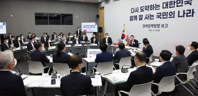 윤석열 대통령은 판교 제2테크노밸리에서 "새정부 경제정책방향"을 보고받고, 기업인 및 민간 전문가와 함께 당면한 경제 현안과 향후 5년간 추진해야 할 주요 정책과제에 대해 심도 있게 토론했다. ⓒ 대통령실 제공