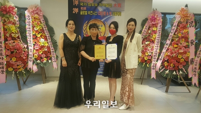 지난 6월 17일 장순배 조직위원장(왼쪽 두번째)와 가수 이채비(오른쪽 두번째)가 최우수 가수부문 대상을 수상 받고 기념촬영을 하고 있다. 