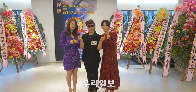 지난 6월17일 장순배 위원장(가운데)과 가수 한사랑(왼쪽) , 가수 진이랑(오른쪽)이 2022년 제4회 국가최우수 지역발전대상을 수상 받고 기념촬영을 하고 있다.