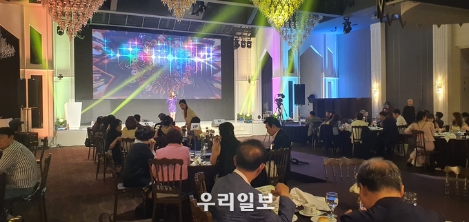지난 6월17일 가수 한사랑이 2022년 제4회 국가최우수 지역발전대상식 축하공연을 하고 있다.