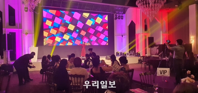 6월 17일 2022년 제4회 국가최우수 지역발전대상식에서 가수 진이랑이 불타는 열정으로 축하공연을 펼치고 있다.