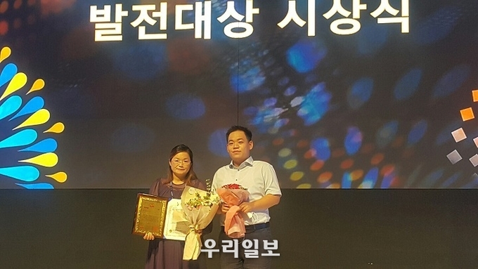 지난 6월 17일 서울 강남학동역 엘레나 호텔 5층 그랜드볼룸에서 제4회 국가최우수 지역발전대상 수상자들이 기념촬영을 하고 있다.