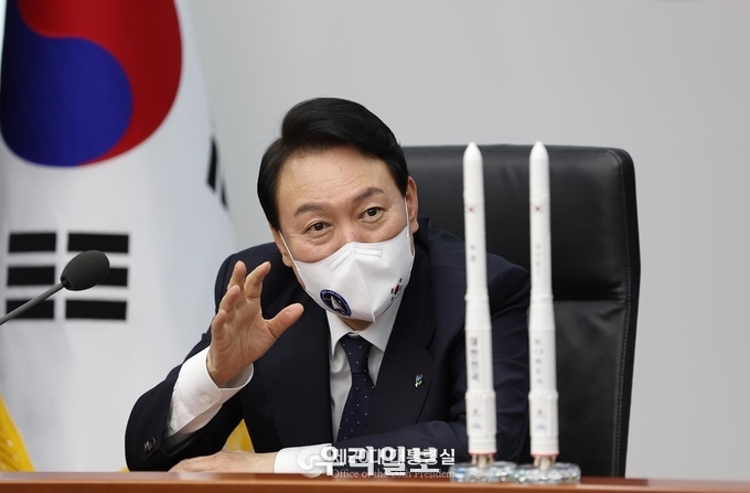 윤석열 대통령이 누리호 발사를 지켜본 후 연구진들에 감사와 축하를 전했다. ⓒ 대통령실 제공