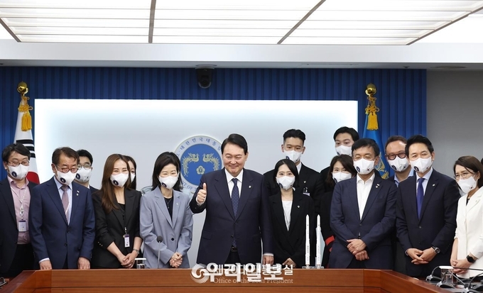 윤석열 대통령이 관계자들과 누리호 성공에 엄지를 들어보이고 있다. ⓒ 대통령실 제공