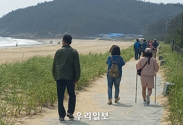  6월 25일 충남 보령의 원산도 해수욕장에서 주복문화탐방 산악회 회원들이 트레킹을 하고 있다.