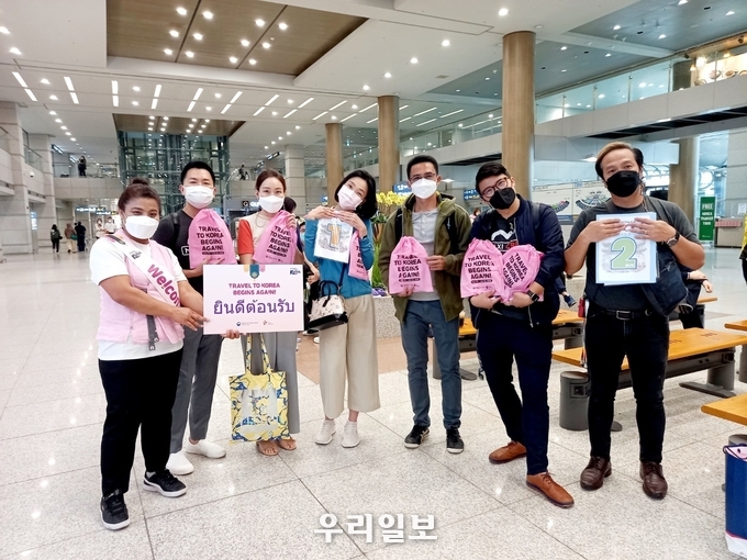 인천국제공항 환대센터 도우미 안내 모습.(사진=한국관광공사)