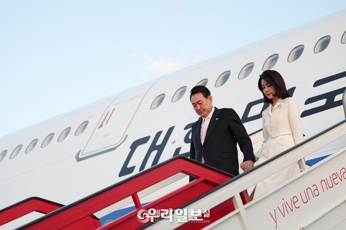 윤석열 대통령 내외가, NATO 정상회의 개최지 스페인 마드리드 도착해 1호기에서 내리고 있다. ⓒ대통령실 제공