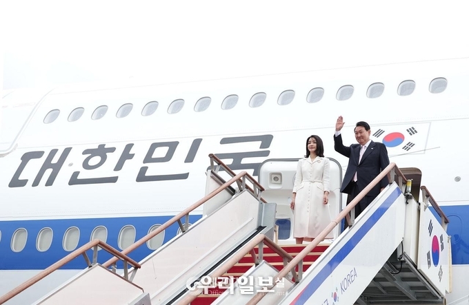 윤석열 대통령 내외가, NATO 정상회의 출국을 하기위해 1호기에 손을 흔들고 있다. ⓒ대통령실 제공